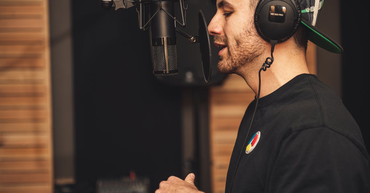 How can you use headsets with separate Audio and Mic cables for Dualshock4? - Man in Black Crew Neck T-shirt Wearing Black Headphones