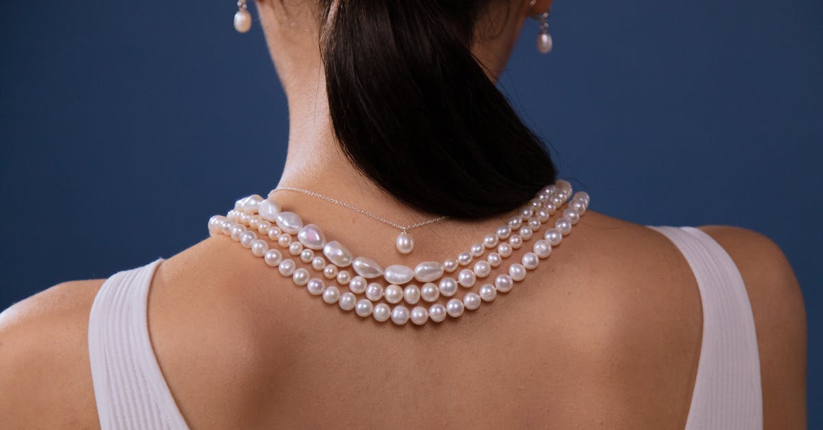 How do I change my view back to normal? [closed] - Woman Wearing White Pearl Necklace