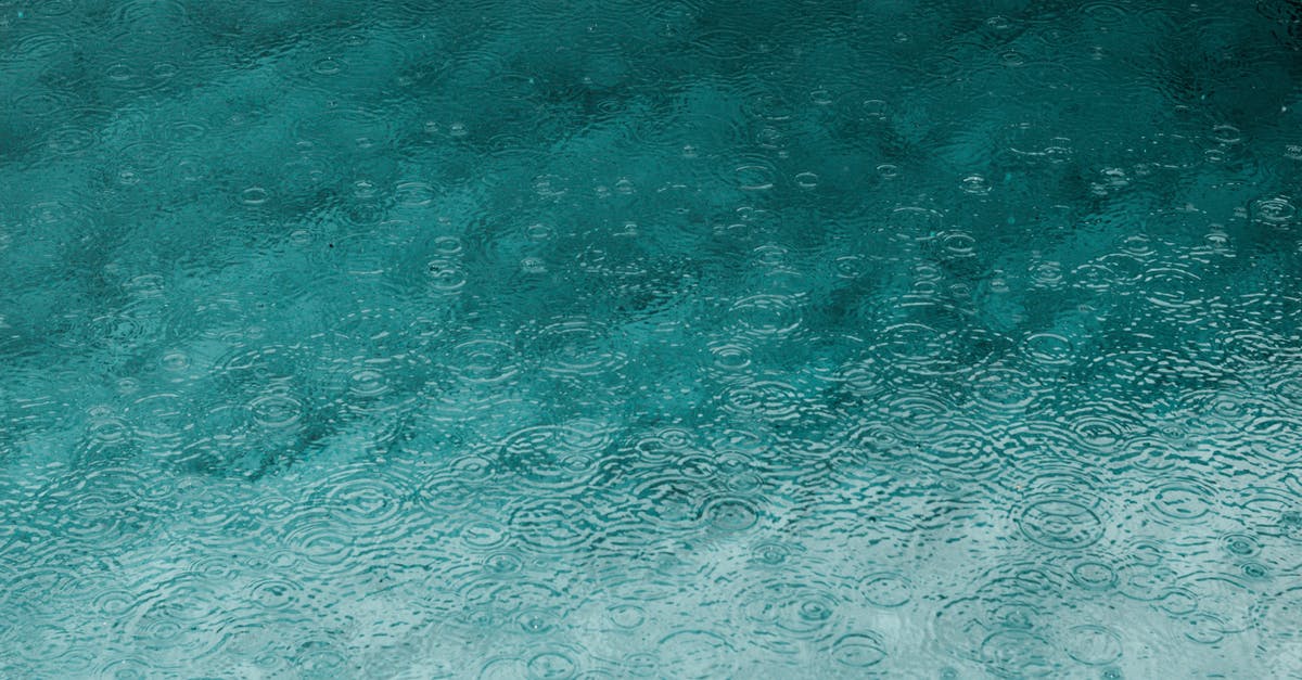 How do I clear my hotbar in Minecraft Bedrock Edition on PC? - Macro Photography of Water Drops
