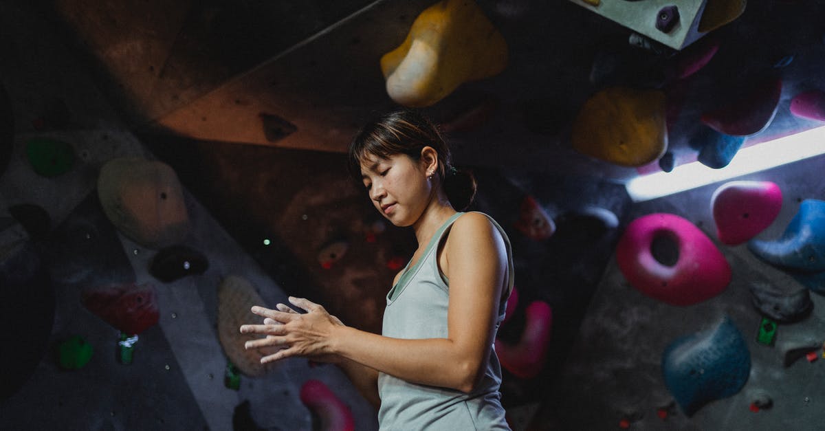How do I climb down from the hideout in Firewatch? - Focused ethnic climber treats hands with talcum powder