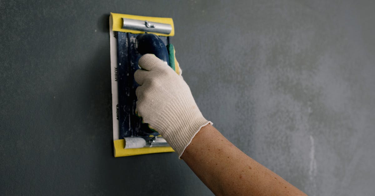 How do I counter-knife an enemy? - Crop man scarpering gray wall in flat How do I counter-knife an enemy? - Crop man scarpering gray wall in flat