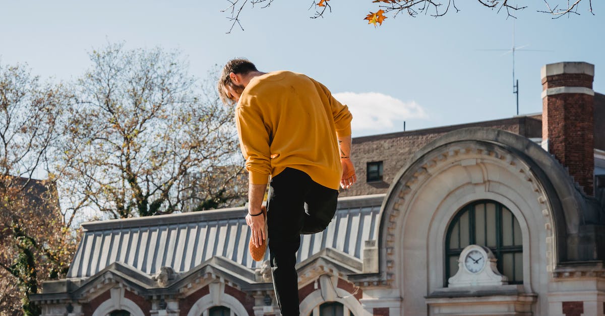How do I evade and fall back from the Cloudburst Tank? - Man standing on fence in street How do I evade and fall back from the Cloudburst Tank? - Man standing on fence in street