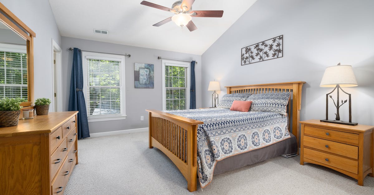 How do I get Big out of the Underpant King's throne? - Spacious Bedroom with King Size Bed