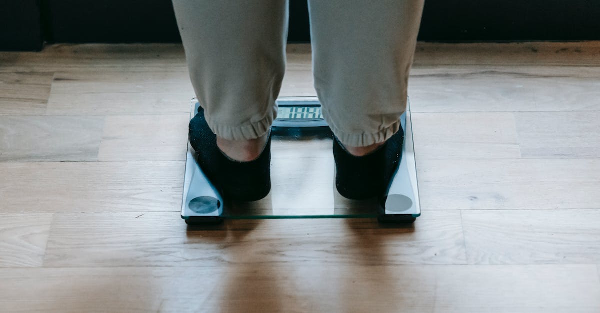 How do I get the Minecraft GUI scale to go back to Auto? - Plus size woman standing on scale