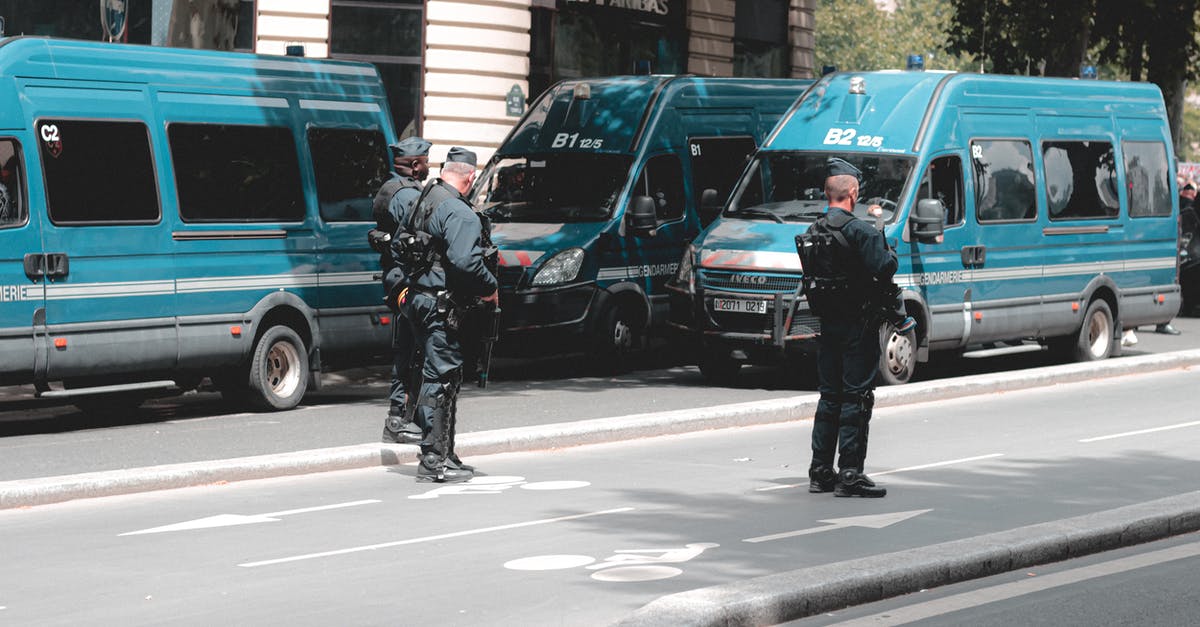 How do I give items and weapons to my squad members? - Armed police squad controlling street