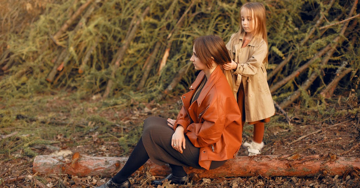 How do I log in to Minecraft? - Content girl doing hair for mother