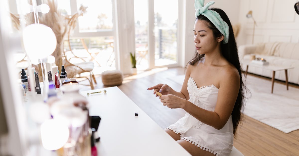 How do I sort my actual deck in the deckbuilder? - Woman Doing Makeup