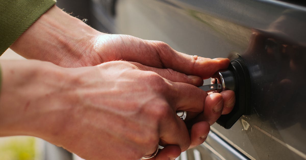 How do I unlock 60g or 100g quests? - Hands of a Man Unlocking Car Trunk with a Key