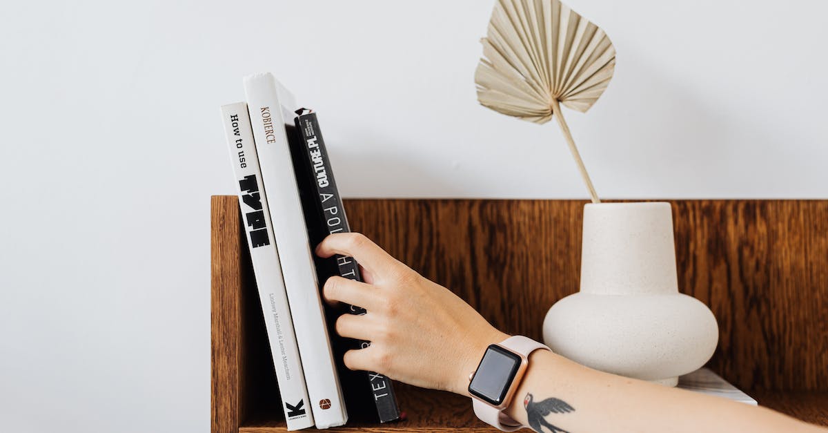 How do I use /setblock to put down a flower pot with an Oxeye Daisy in it? - Hand Putting Books on Shelf