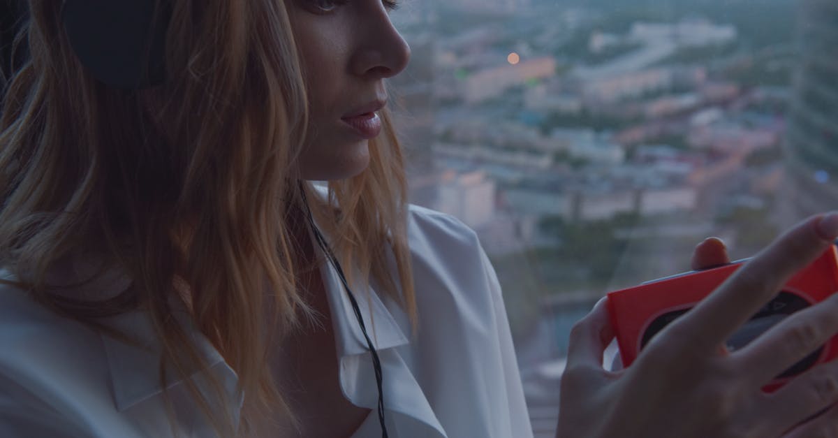 How do I view what enemy is holding in openxcom? - Woman in White Long Sleeve Shirt