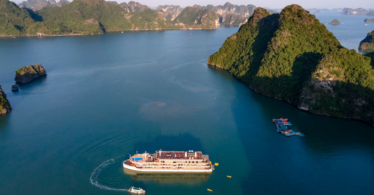 How do Mirage Islands work? - Cruise Ship in the Ha Long Bay in Vietnam How do Mirage Islands work? - Cruise Ship in the Ha Long Bay in Vietnam