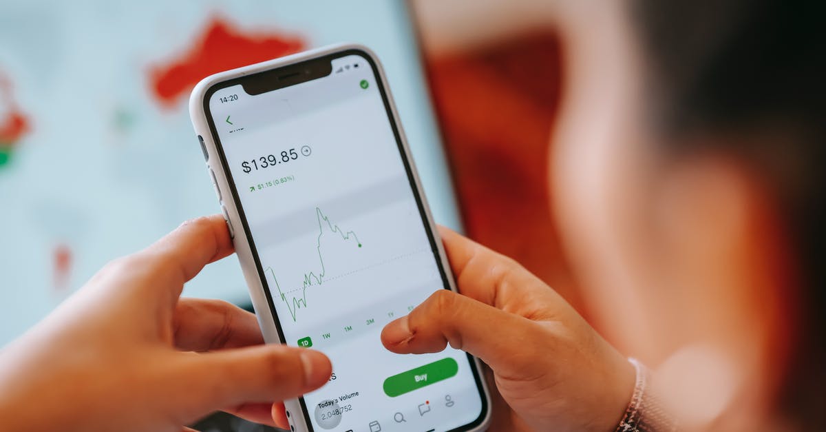 How do short-term commodity price fluctuations work? - Crop dealer touching screen on smartphone with trading application How do short-term commodity price fluctuations work? - Crop dealer touching screen on smartphone with trading application