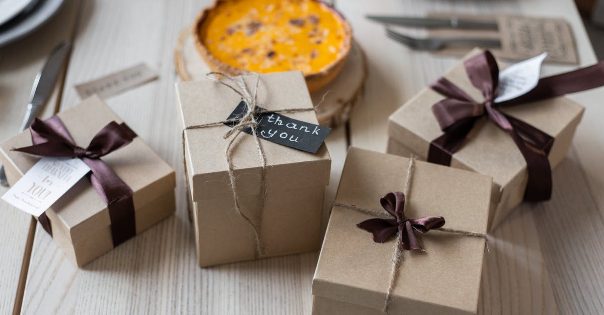 How do you get a Knockback 100 bow in 1.8.9? - Gift boxes on table near pie