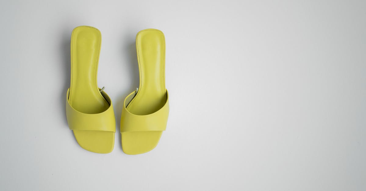 How do you get the yellow squares in the background? - Stylish pair of female mule shoes on light background How do you get the yellow squares in the background? - Stylish pair of female mule shoes on light background