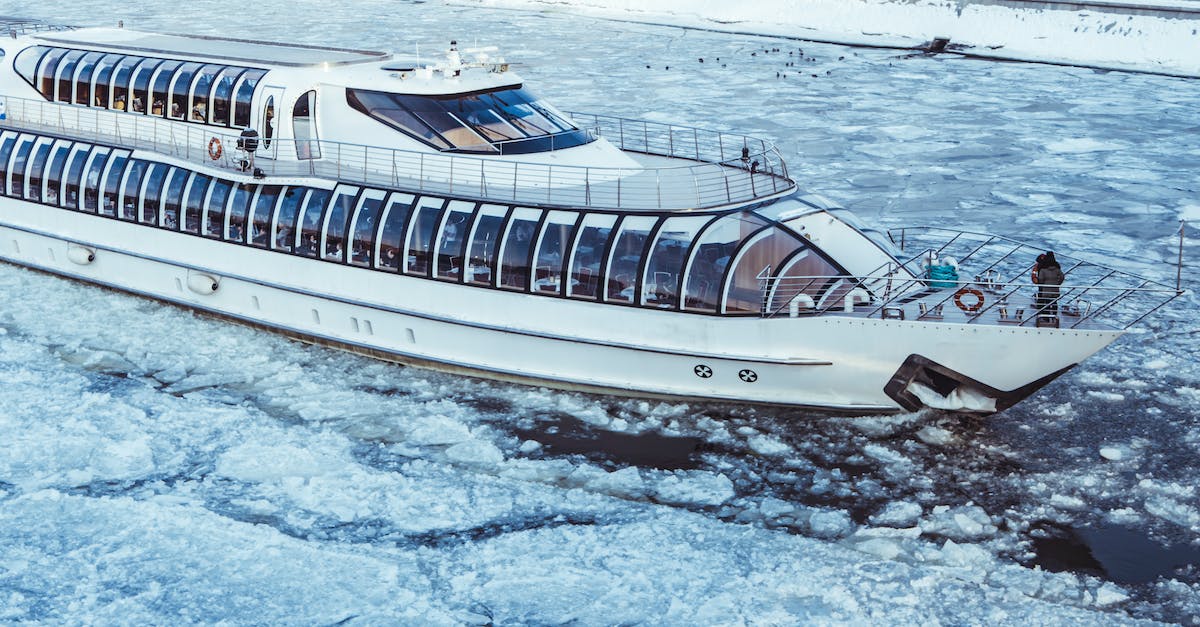 How do you view the exterior of your ship in the Xbox One (not PC) version of Elite Dangerous? - White Cruise Ship on icy Water How do you view the exterior of your ship in the Xbox One (not PC) version of Elite Dangerous? - White Cruise Ship on icy Water
