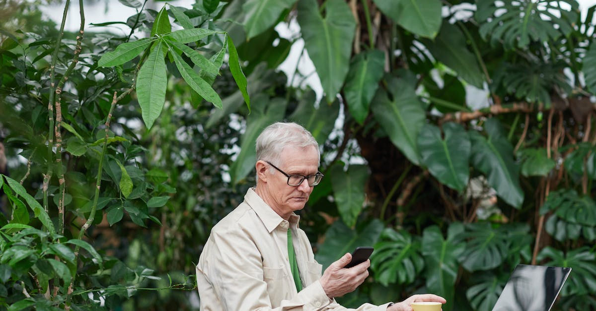 How does Boss-Loot in Elder scrolls online work? - Man Looking at His Smartphone How does Boss-Loot in Elder scrolls online work? - Man Looking at His Smartphone