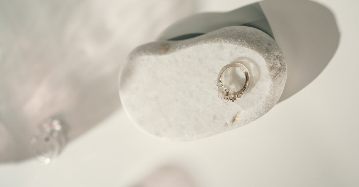 How does Nate still have his 'Sic Parvis Magna' ring in Uncharted 3? - Silver Ring in Close Up Shot