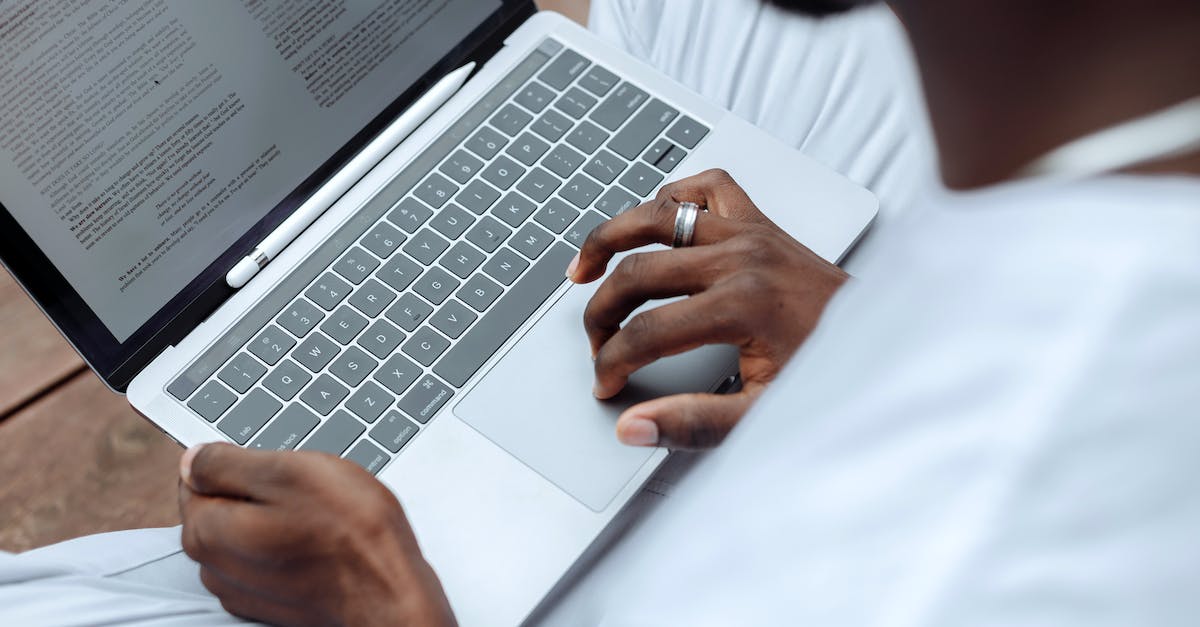 How does one use @e data on a custom named snowball - Person in White Long Sleeve Shirt Using Macbook Pro How does one use @e data on a custom named snowball - Person in White Long Sleeve Shirt Using Macbook Pro