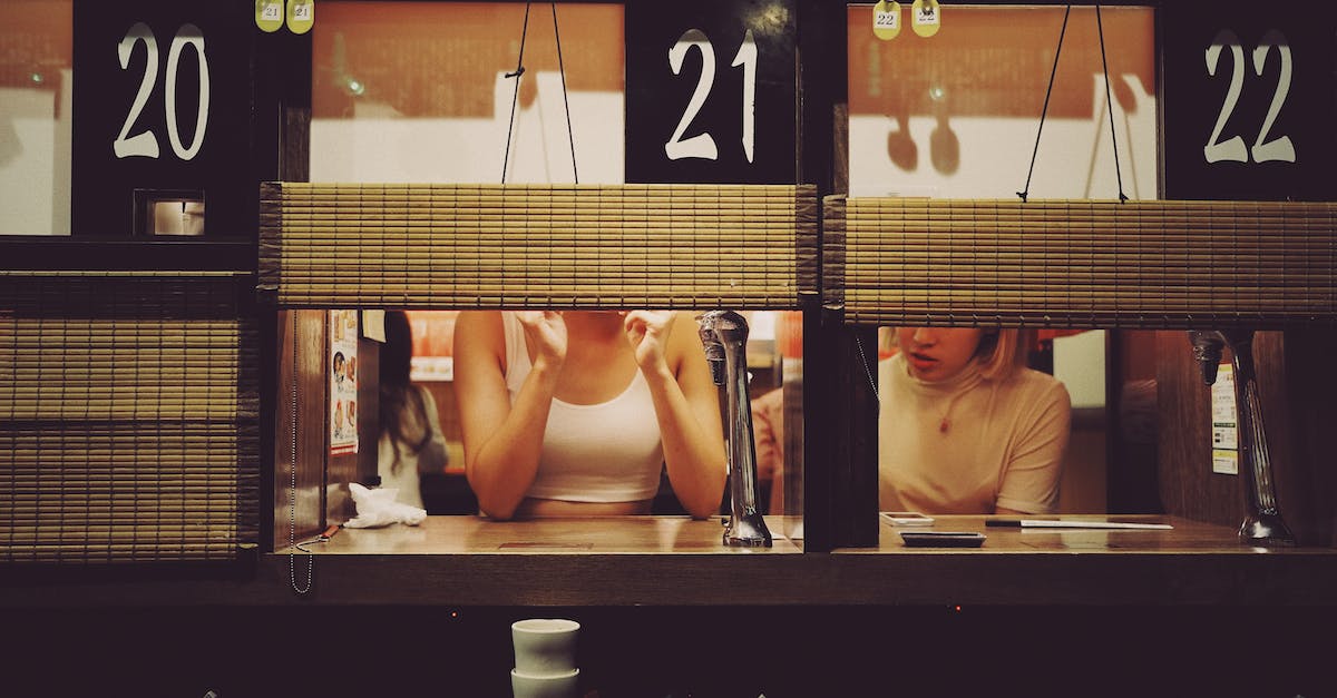 How does the degrading of the food bar work? [duplicate] - Photo of Two Women Sitting Beside Each Other