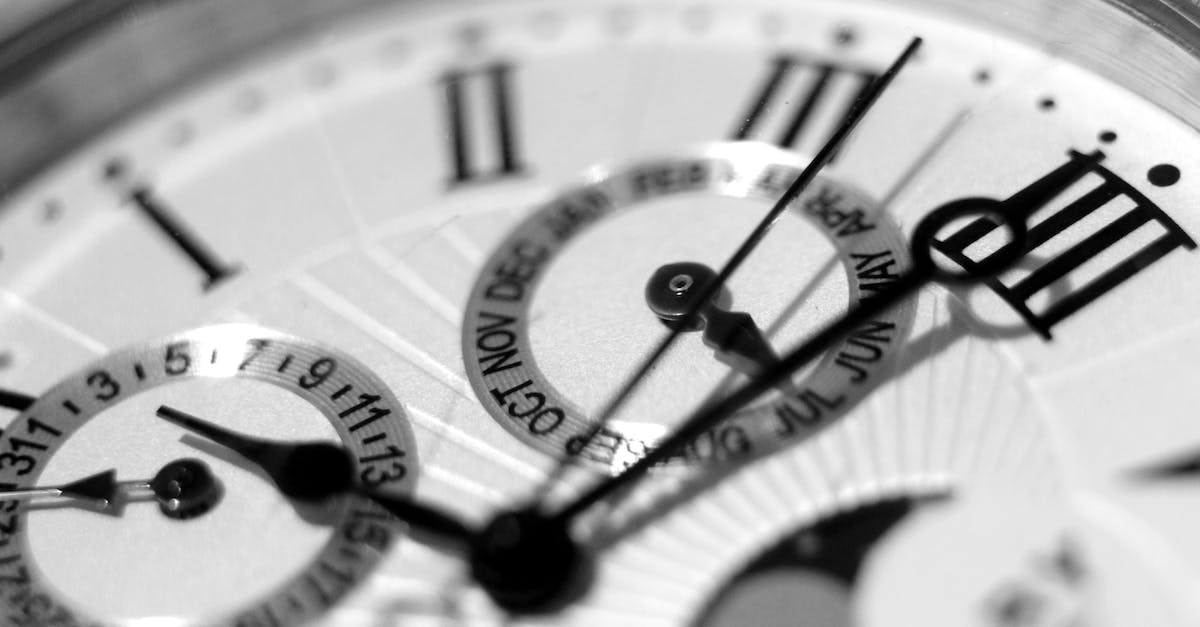 How does the time work? - Round Silver-colored Chronograph Watch How does the time work? - Round Silver-colored Chronograph Watch