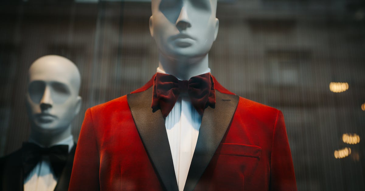 How does Veil of Discord damage amplification works? - Mannequin Wearing Red Suit