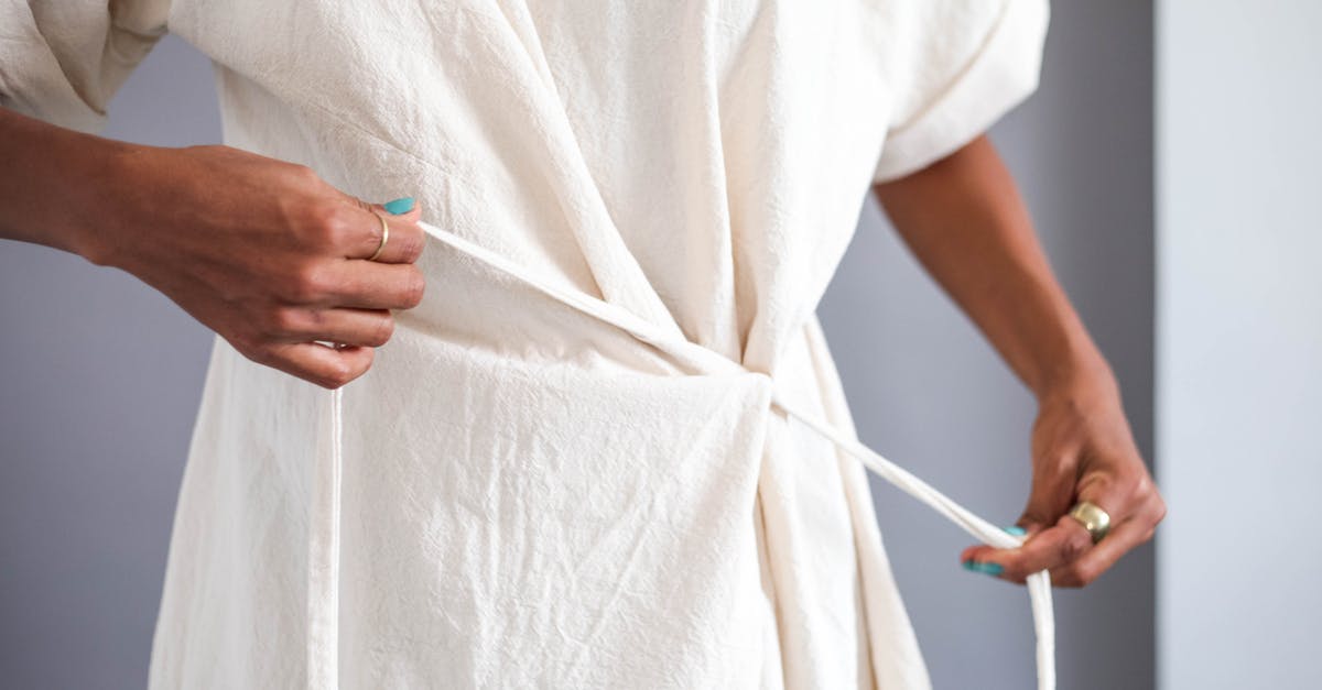 How does Yoshimitsu's health drain grab work? - Person Holding White Textile