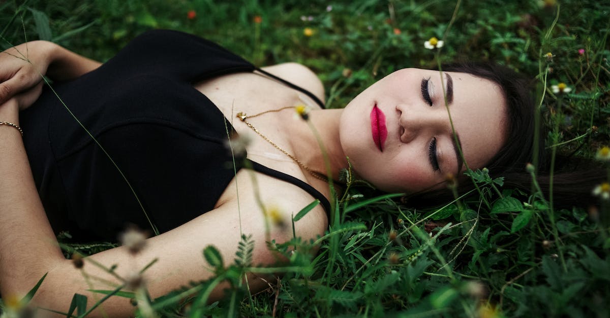 How long does it take for the debuffs from Red's Wings to start? - Stylish woman with bright makeup resting on lawn
