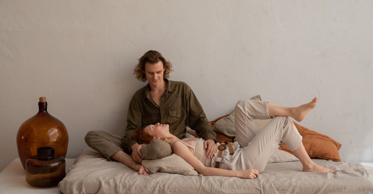 How many crew members sit inside each unit in Homeworld and Deserts of Kharak? - Positive couple in casual clothes chilling on soft mattress in light room with minimalistic interior in daytime
