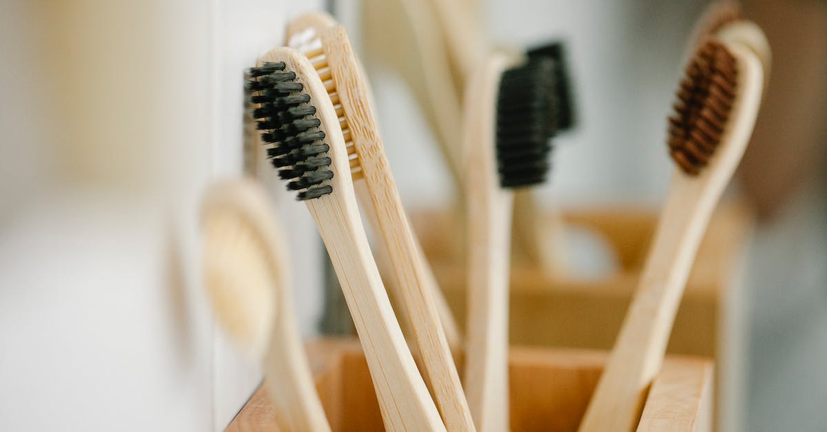 How many daily quests are stored internally? - Towels placed on shelf near clothes hanging on rope