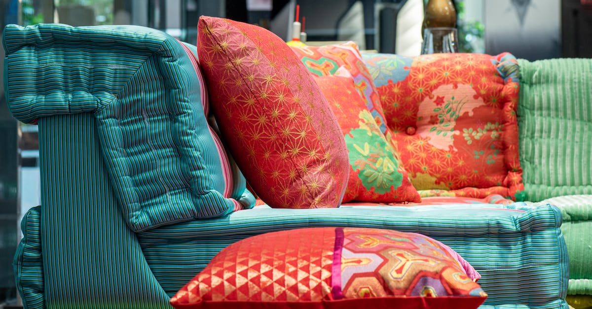 How many patterns can be stored in a pattern provider? - Stylish couch with colorful pillows