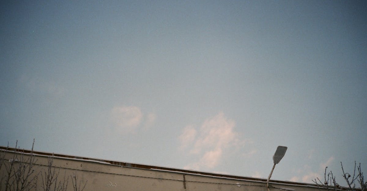 How to activate a Redstone lamp with a Command block - Building against blue sky in daytime