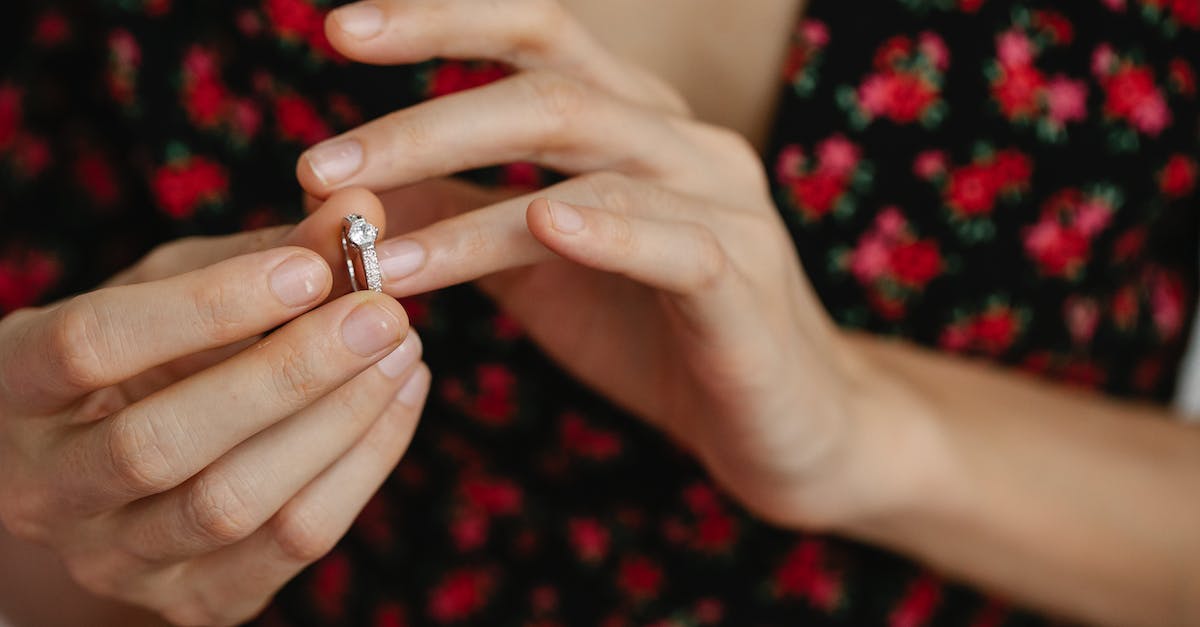 How to change legendary ring characteristics? - Person Holding Gold Wedding Band How to change legendary ring characteristics? - Person Holding Gold Wedding Band