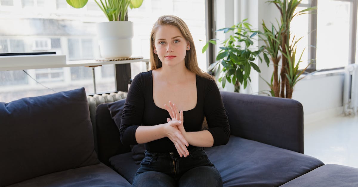 How to change the language of Minecraft: Windows 10 Edition Beta? - Portrait of Woman Sitting on Sofa, Showing Sign Language How to change the language of Minecraft: Windows 10 Edition Beta? - Portrait of Woman Sitting on Sofa, Showing Sign Language