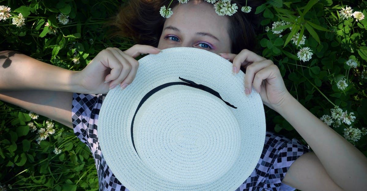 How to hide view model (weapon) in Natural Selection 2? - Charming female with straw hat lying on meadow