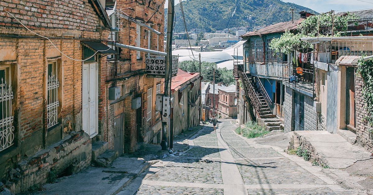 How to keep the villagers out of your house in Minecraft? - Narrow paved road in town How to keep the villagers out of your house in Minecraft? - Narrow paved road in town