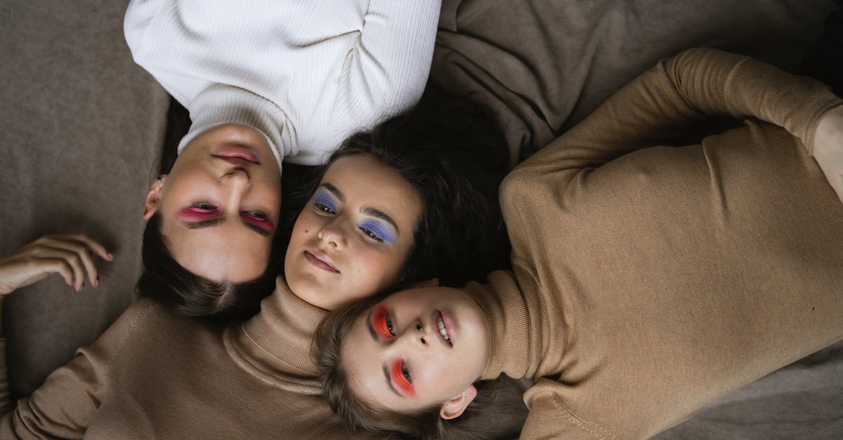 How to "model" with blocks? - Woman in Gray Crew Neck Shirt Lying on Bed How to "model" with blocks? - Woman in Gray Crew Neck Shirt Lying on Bed