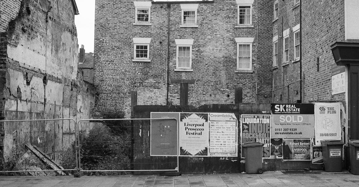 How to reliably capure cities instead of destroying them? - Graffiti on an Old Red Brick BuildingĀ How to reliably capure cities instead of destroying them? - Graffiti on an Old Red Brick BuildingĀ