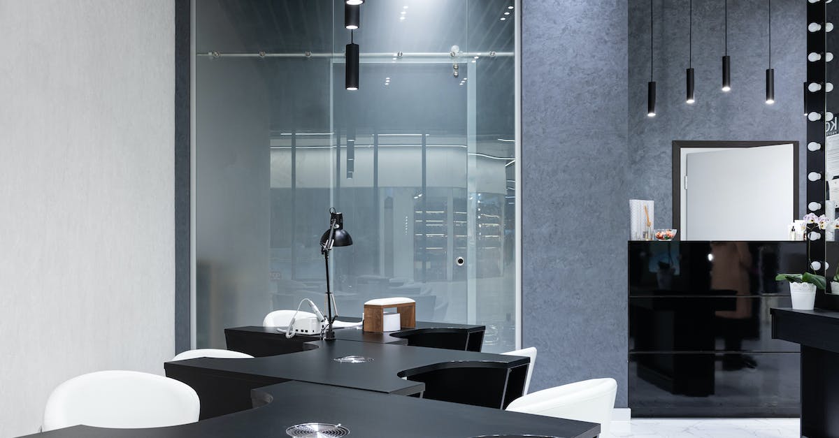 How to run Counter Strike 1.6/Source in Ubuntu? - Black and White Wooden Table With Chairs