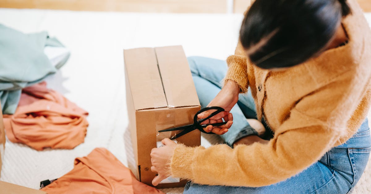 How to /tell a Player an NBT property of a item on 1.12.2? - Woman cutting off adhesive tape from box with parcel