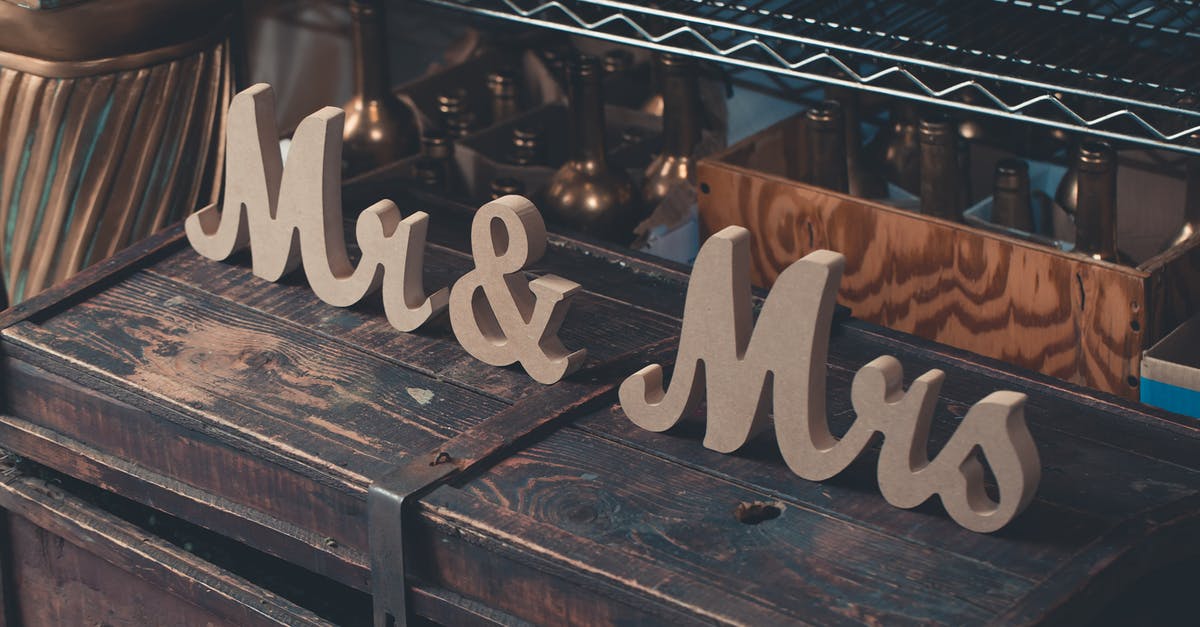 How to /testforblock chest with items and blocks inside [duplicate] - Gray Mr & Mrs Decors on Brown Wooden Trunk