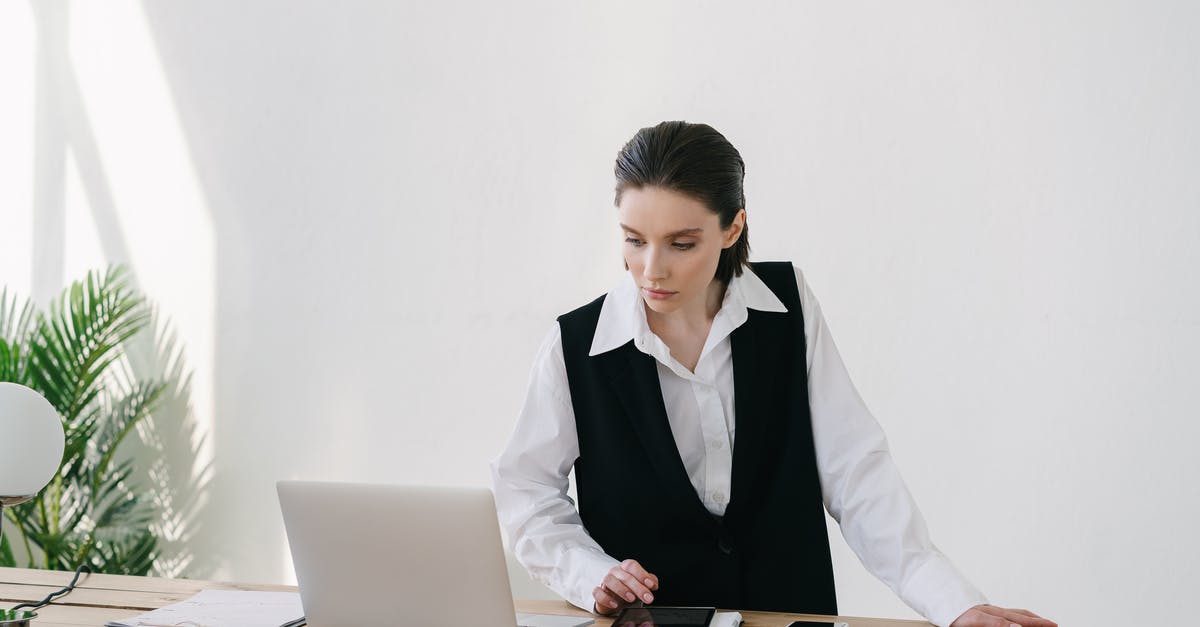 How to use bibliocraft clipboard (1.7.10) - Woman Standing at Wooden Table Working