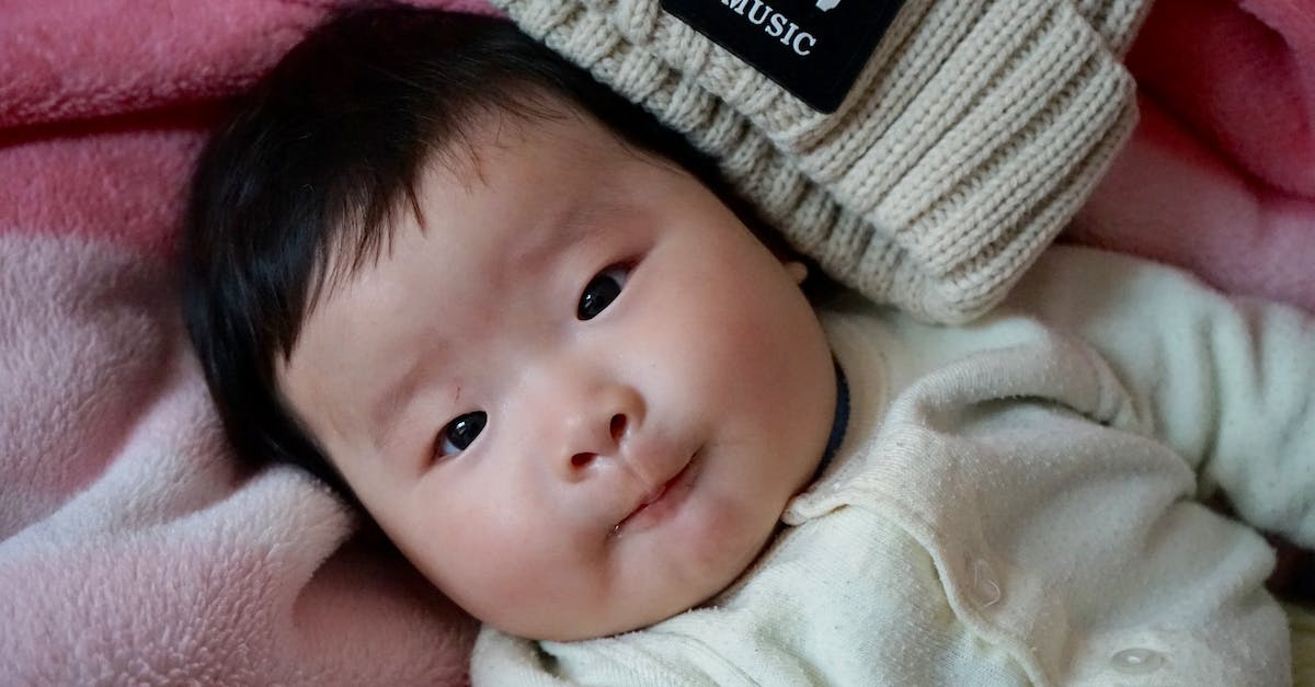 How to use the Tiny Music Box? - Baby Lies on Pink Towel How to use the Tiny Music Box? - Baby Lies on Pink Towel