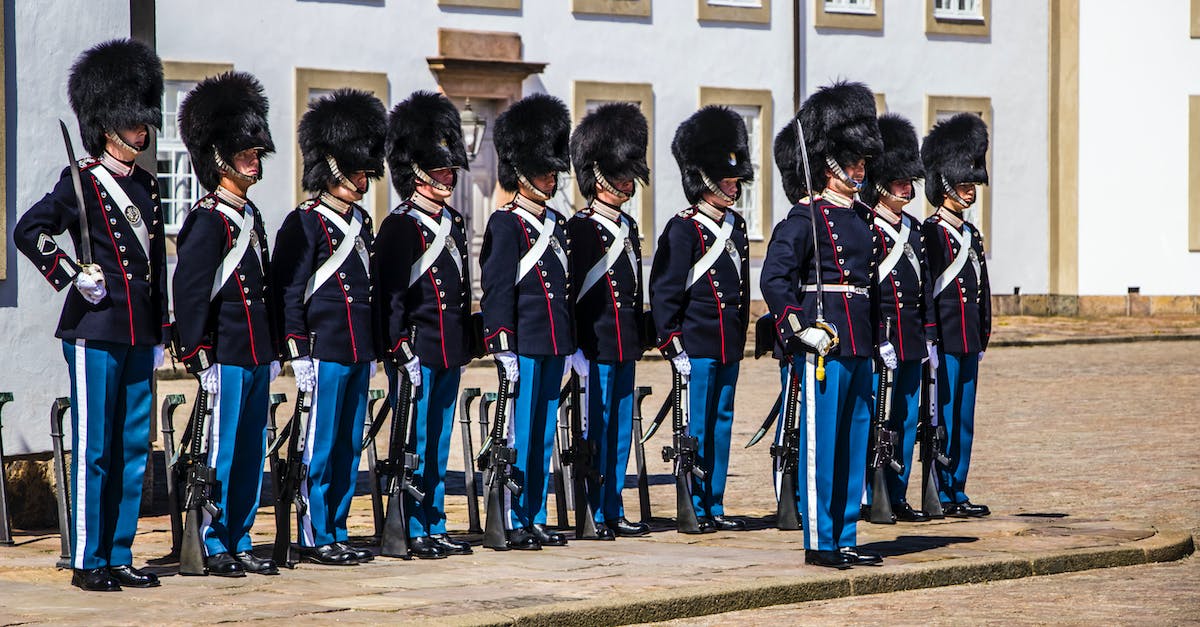 How to wire a guards gun? - Photo of Royal Life Guards in Uniforms How to wire a guards gun? - Photo of Royal Life Guards in Uniforms