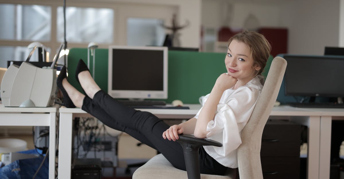 How to work with assisted directed camera? - Smiling elegant female employee with feet on table