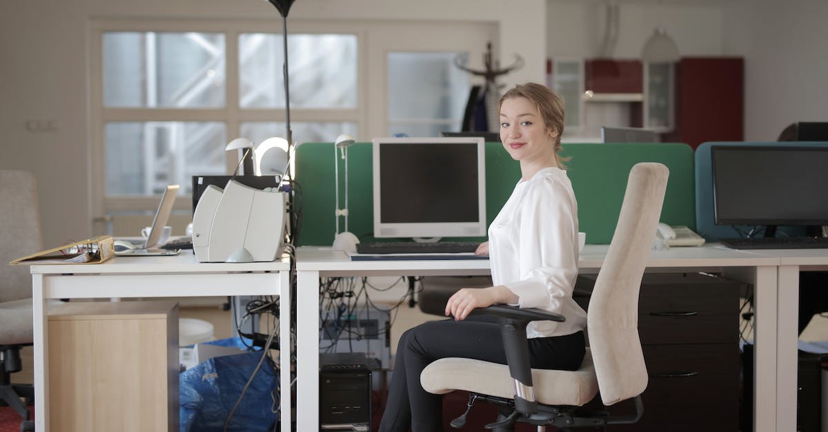 How to work with assisted directed camera? - Elegant female employee sitting on chair in modern workplace