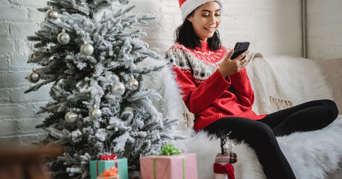 I can't install Eve online for OS X - Happy woman using smartphone near Christmas tree