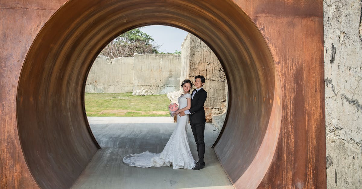 I keep losing my wife in Skyrim - Wedding Couple in Tunnel