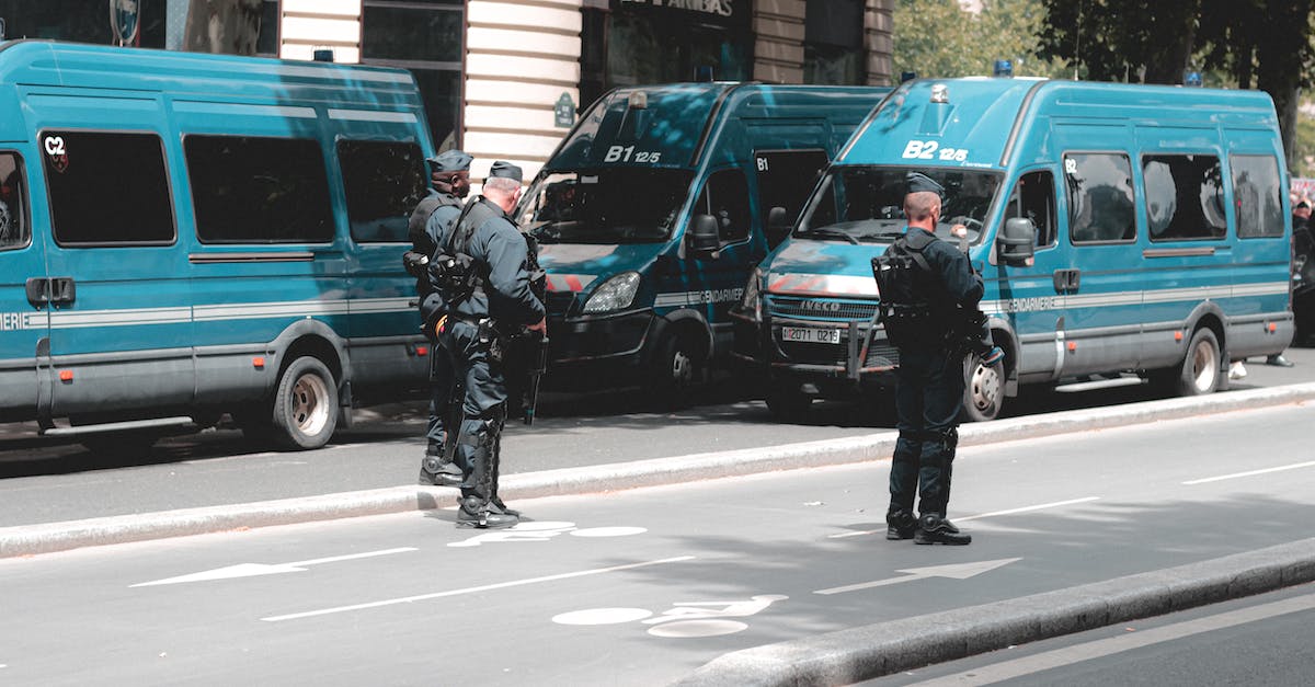 In what order do weapons fire? - Armed police squad controlling street