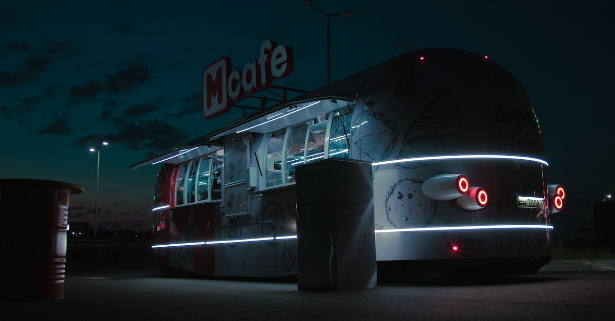 Is it possible to auto-renew a trade route? - Food truck with shiny headlights parked on street