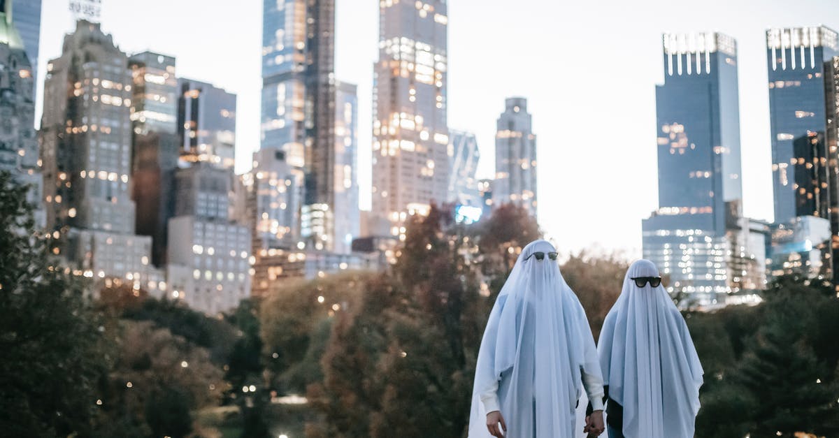 Is it possible to Ghost the final mission of The Knife of Dunwall in high chaos? - Unrecognizable couple in ghost costumes in city